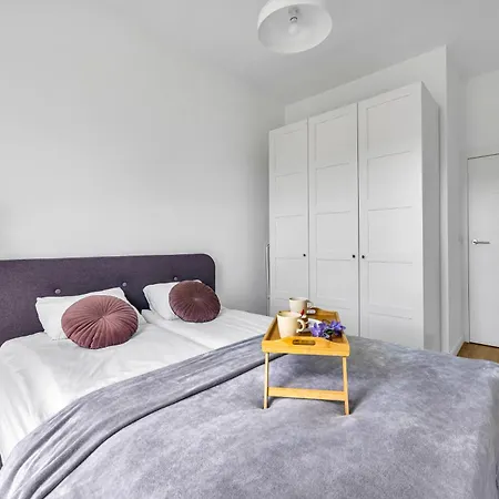 Chopin Airport Apt- Balcony & Parking アパート *