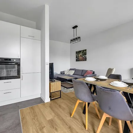 Chopin Airport Apt- Balcony & Parking